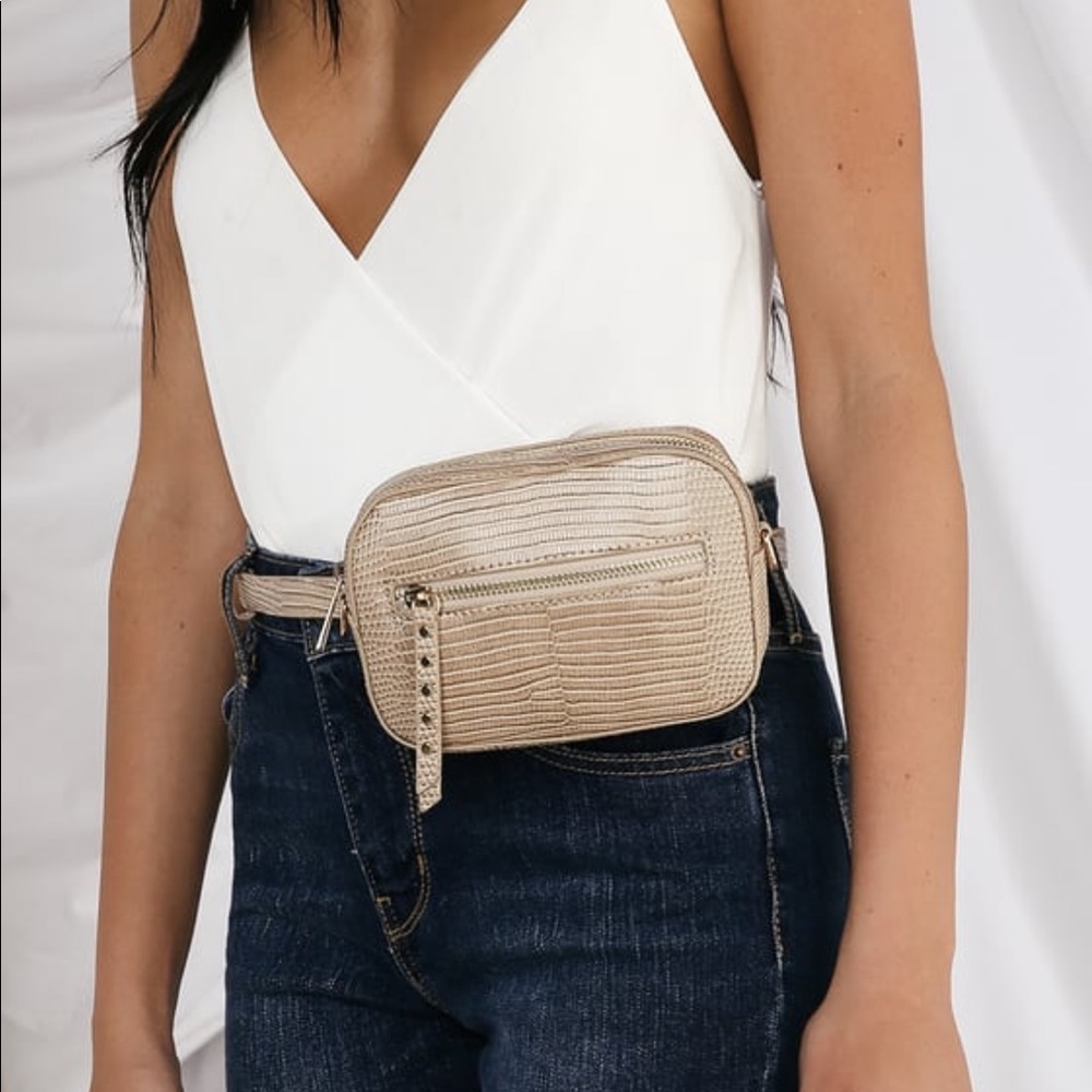 Lulu’s- Embroided Snake Belt bag